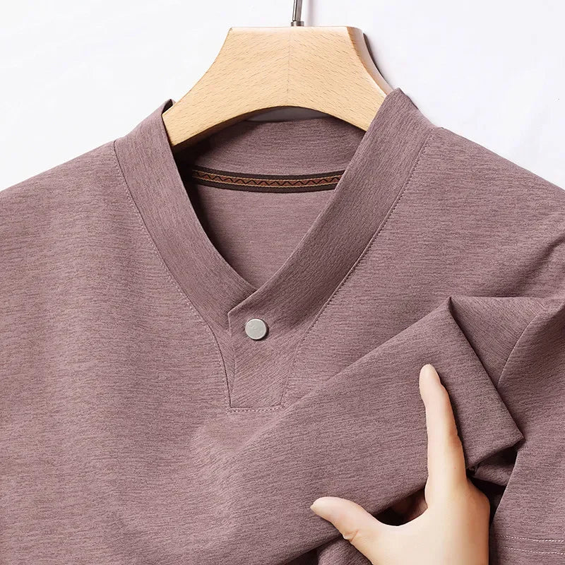 Camisa Masculina Casual e Elegante Estilo Coreano 2025, Gola V com Um Botão, Cor Sólida, Manga Curta, Camiseta Versátil de Verão