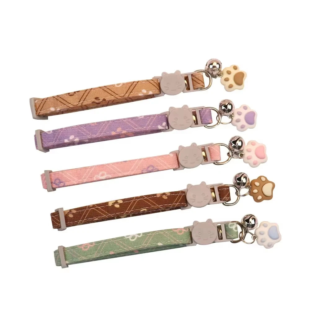 Coleira Fofa para Pescoço com Sino para Pequenos Cães Cachorros Gatinhos Coisas Acessórios Ajustável com Estampa de Patas Coleira de Gato com Segurança
