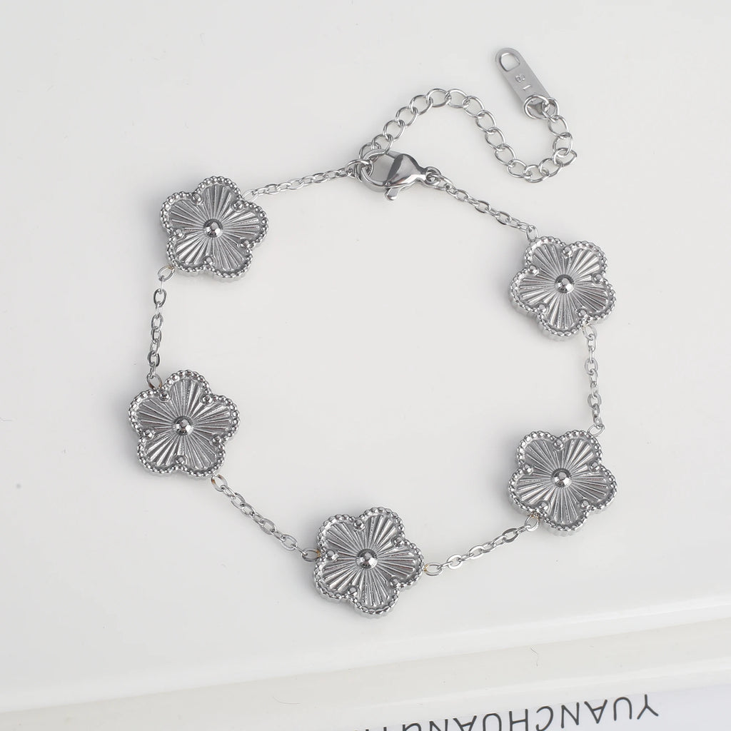 Pulseira Clássica de Aço Inoxidável de Luxo Feminina Ajustável com Cinco Flores para Mulheres Novas Joias da Moda para Festas Presentes Trevo