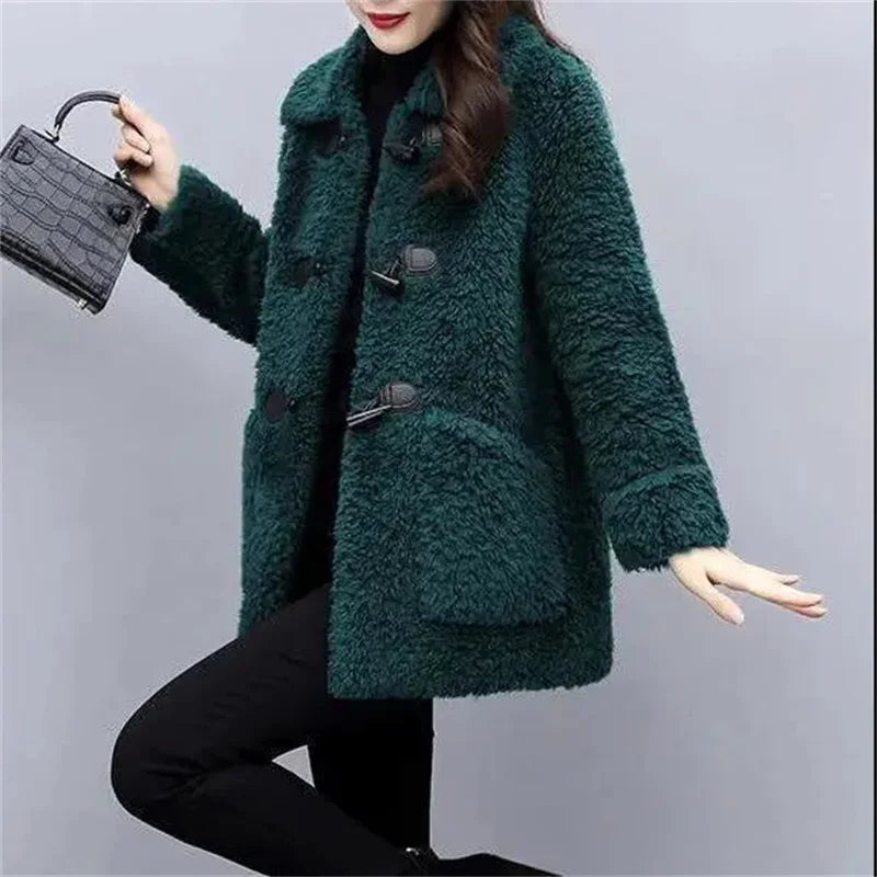 Casaco Feminino de Inverno de Lã de Cordeiro Imitada Grossa de Caxemira para Mulheres de Meia-Idade e Idosas Casaco Feminino de Lã de Grão de Comprimento Médio