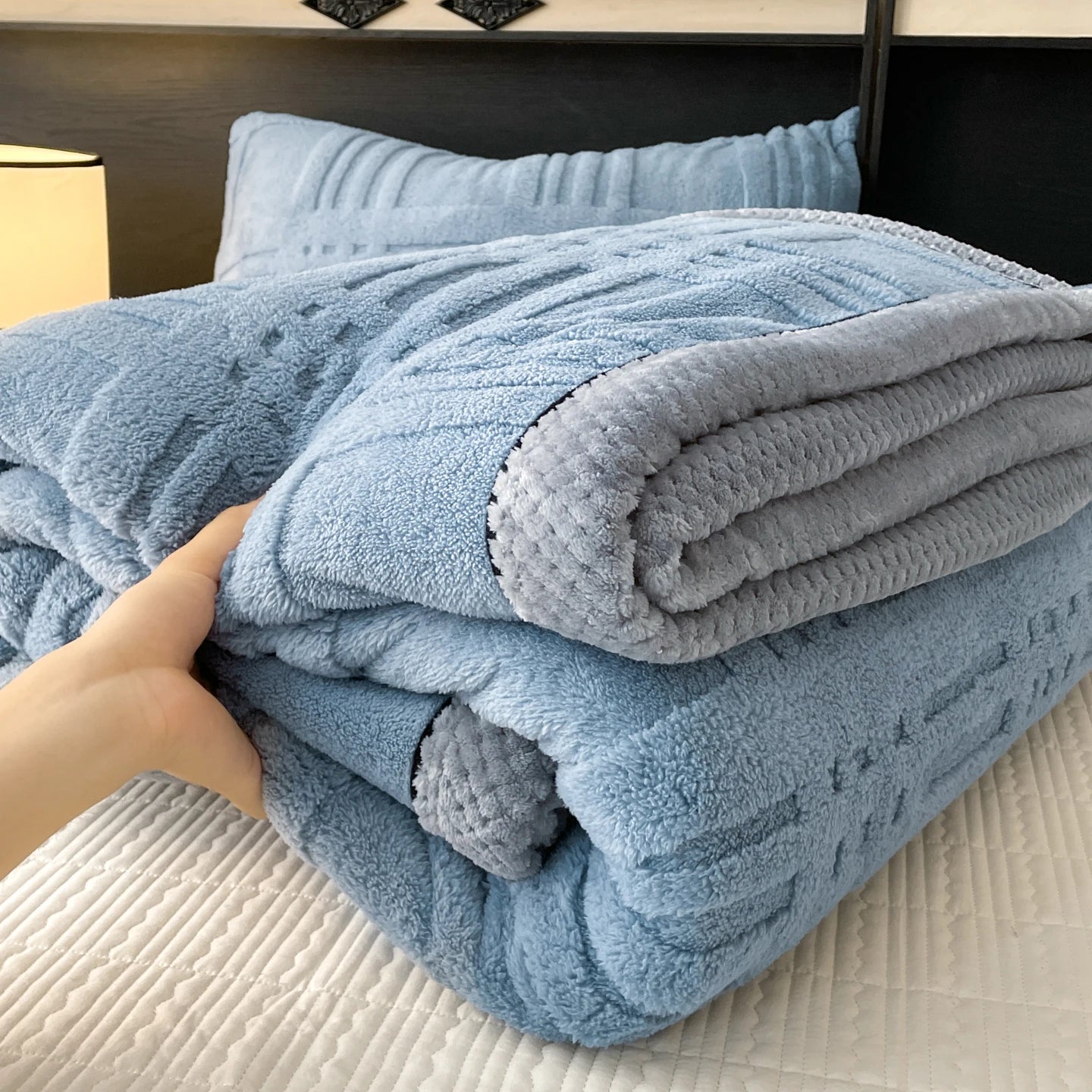 1pc Multifunctional Coral Fleece Blanket Soft Plush Warm Comfortable Bed Blanket All-Season Office Nap Throw Blankets for Sofa