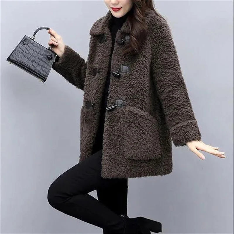 Casaco Feminino de Inverno de Lã de Cordeiro Imitada Grossa de Caxemira para Mulheres de Meia-Idade e Idosas Casaco Feminino de Lã de Grão de Comprimento Médio
