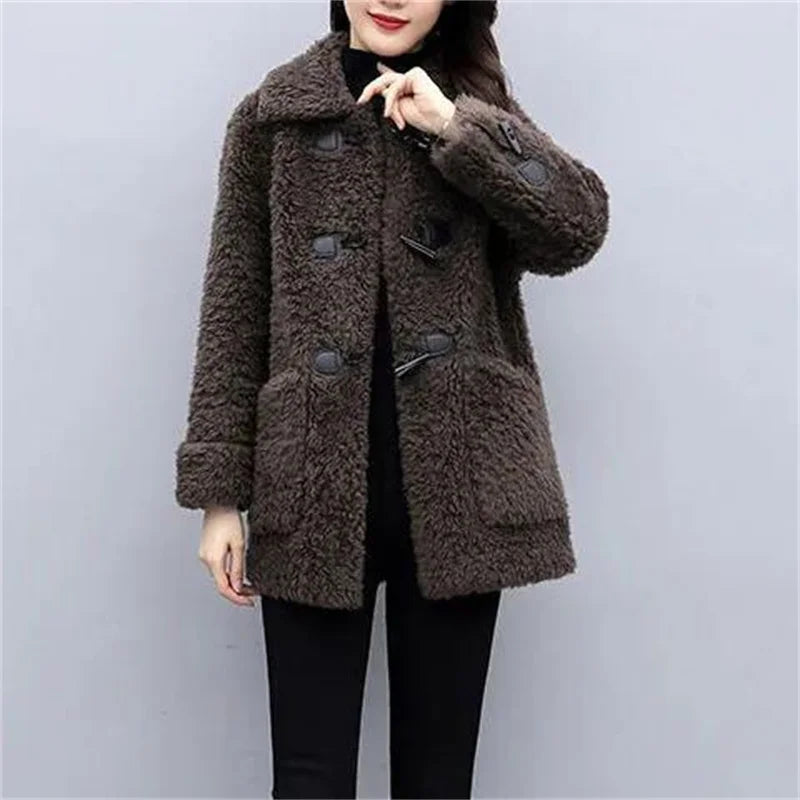 Casaco Feminino de Inverno de Lã de Cordeiro Imitada Grossa de Caxemira para Mulheres de Meia-Idade e Idosas Casaco Feminino de Lã de Grão de Comprimento Médio