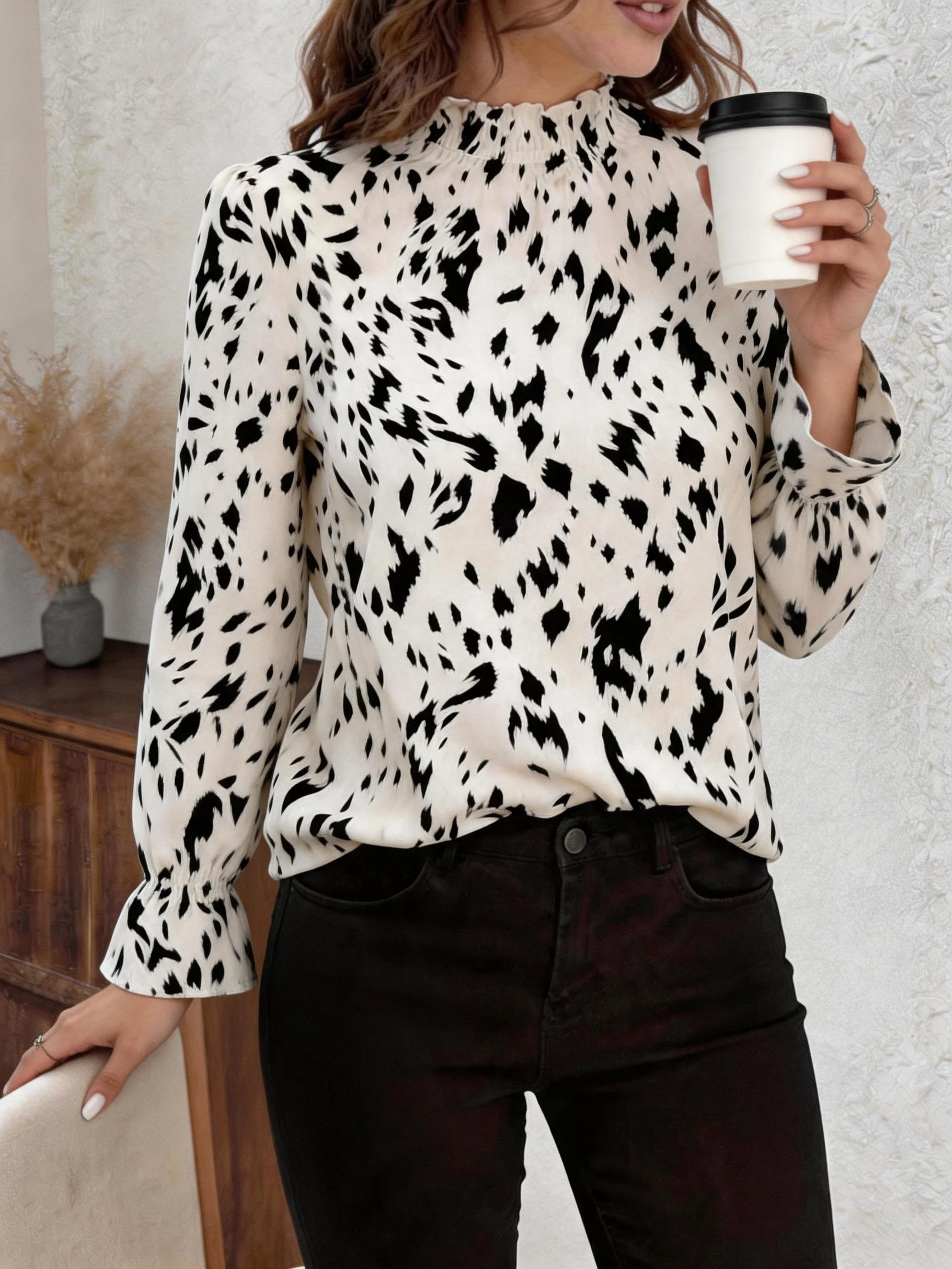 Camisa Feminina Elegante de Trabalho com Estampa de Leopardo Luxuosa, Gola Halter, Mangas Lanterna com Borda de Madeira - Rosa GG
