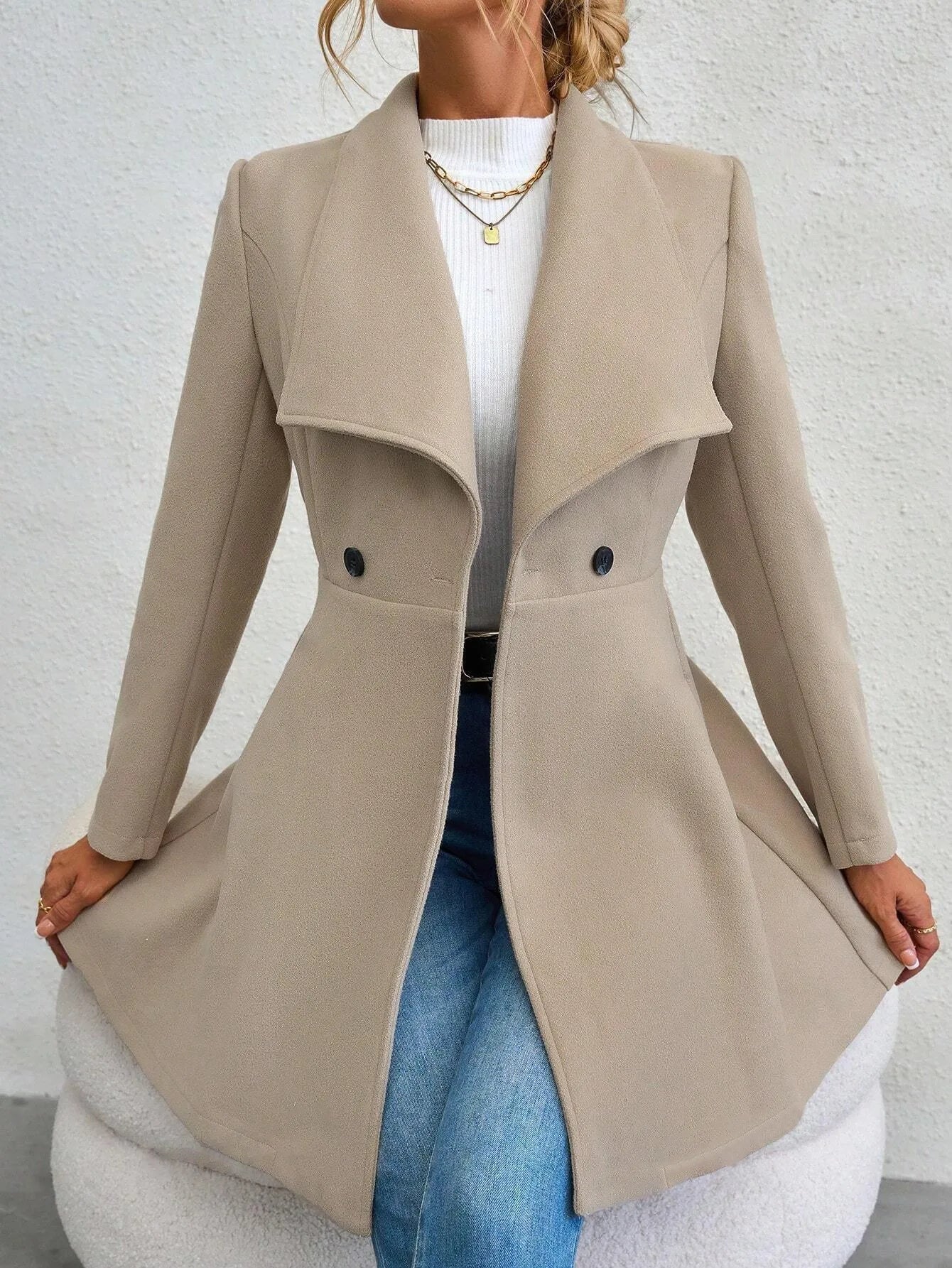 Sobretudo Feminino de Lã com Botões na Lapela e Caimento Slim para Outono e Inverno