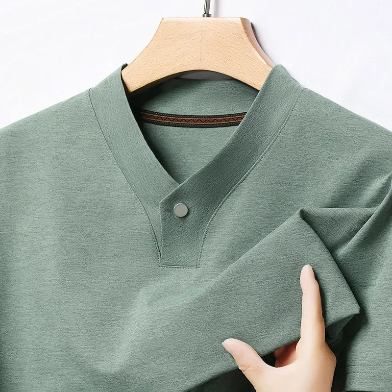 Camisa Masculina Casual e Elegante Estilo Coreano 2025, Gola V com Um Botão, Cor Sólida, Manga Curta, Camiseta Versátil de Verão