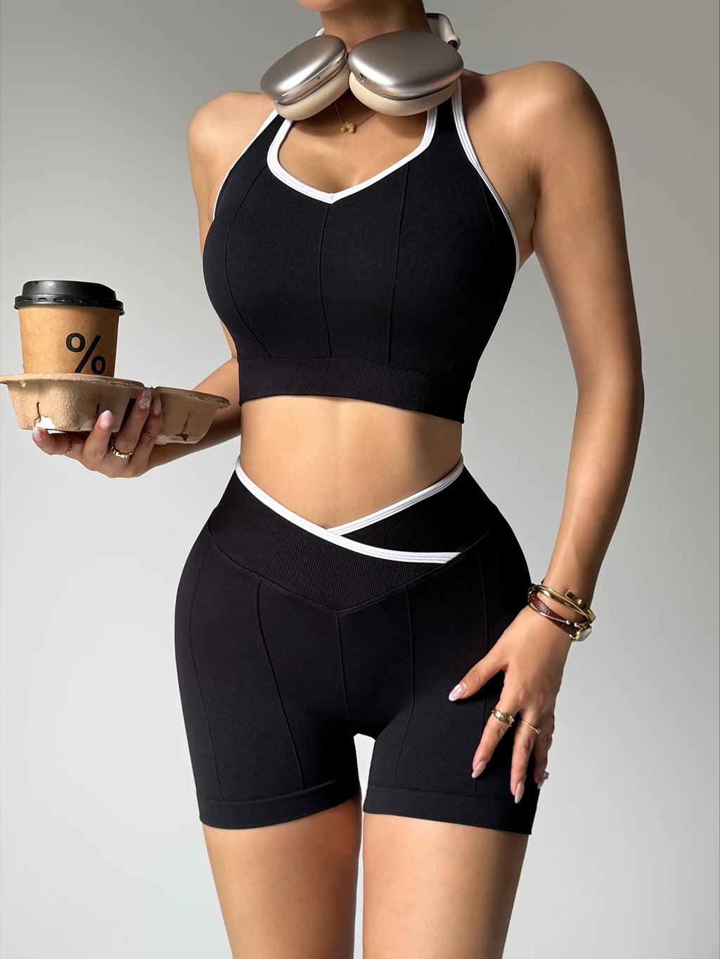 Conjunto de Exercícios de Academia Feminino 2 Peças Terno de Yoga Preto e Branco Retalhos Fashion Top Halter Shorts Respiráveis de Cintura Alta