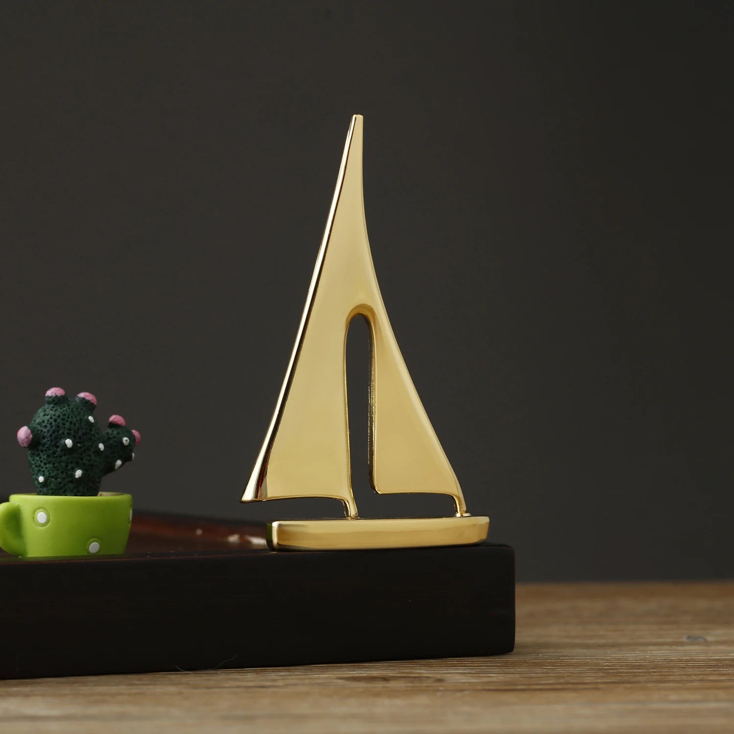 Estatueta de Barco à Vela em Liga de Zinco WonderNest para Decoração de Casa