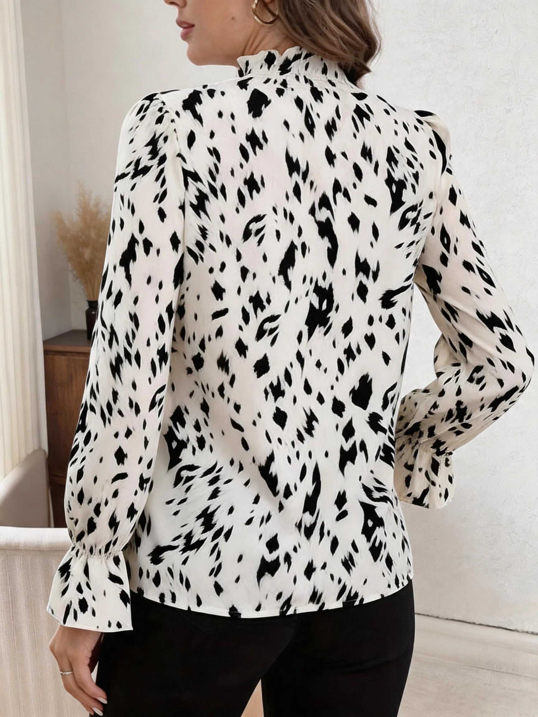 Camisa Feminina Elegante de Trabalho com Estampa de Leopardo Luxuosa, Gola Halter, Mangas Lanterna com Borda de Madeira - Rosa GG