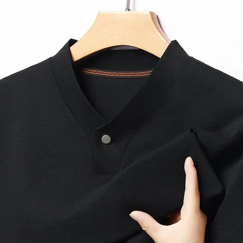 Camisa Masculina Casual e Elegante Estilo Coreano 2025, Gola V com Um Botão, Cor Sólida, Manga Curta, Camiseta Versátil de Verão