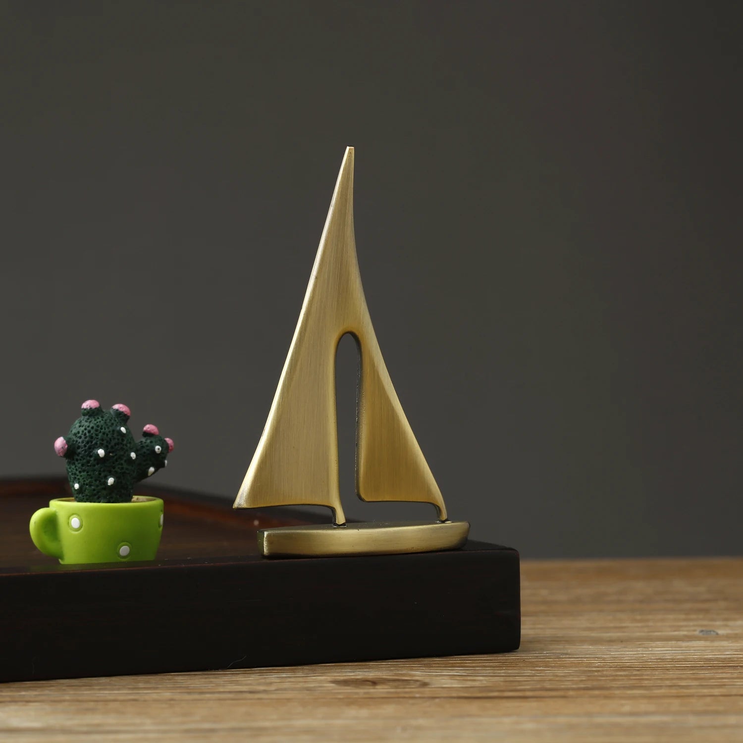 Estatueta de Barco à Vela em Liga de Zinco WonderNest para Decoração de Casa