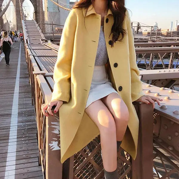 Casaco de Lã Amarelo com Gola de Boneca Engrossado Comprimento Médio para Mulheres Outono Inverno Novo Estilo Versão Coreana Jaqueta Quebra-vento