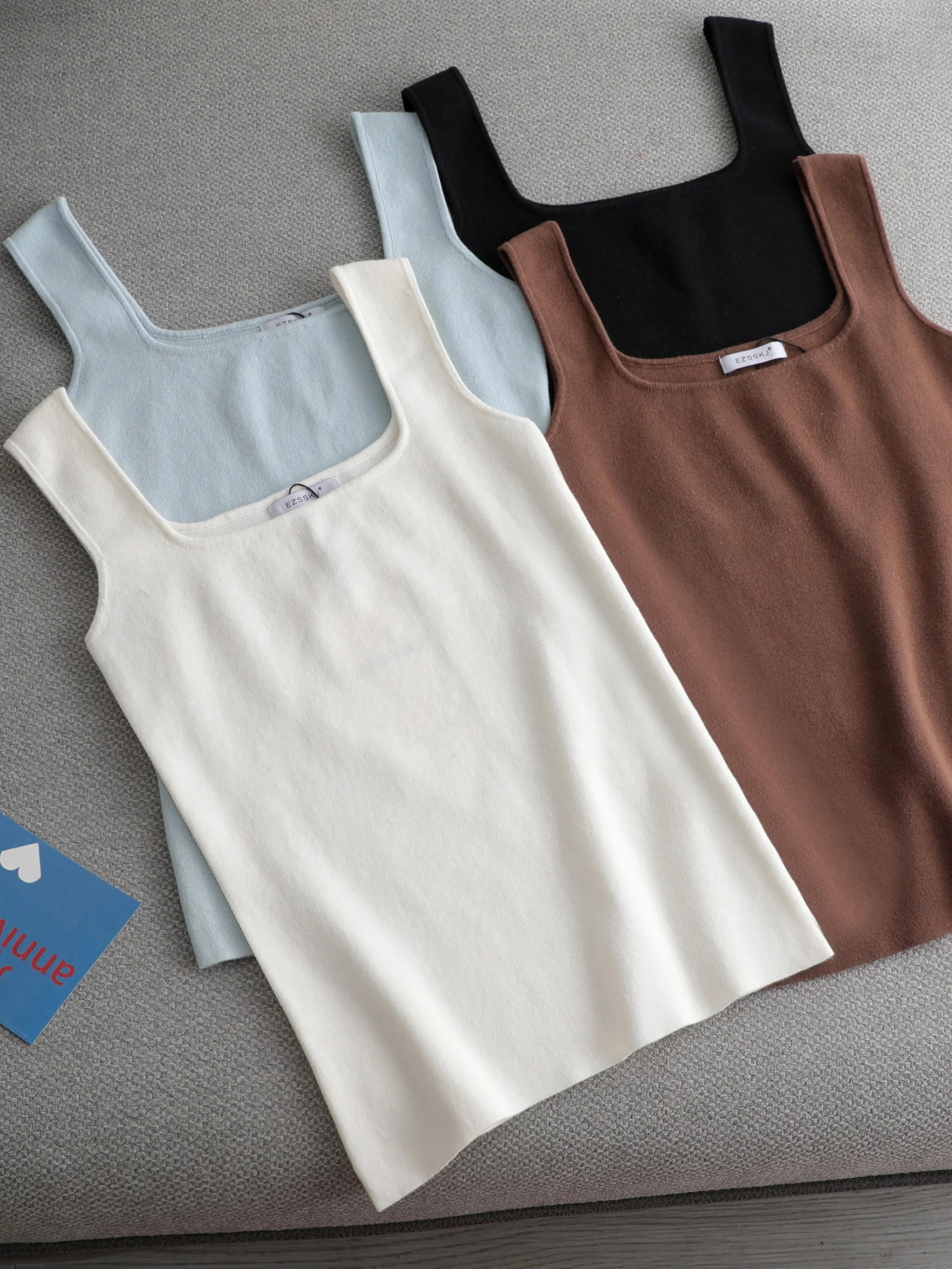 Regata de malha branca de verão com decote U de alta qualidade, chique, básica, feminina, sexy, camiseta sem mangas, top vintage, camiseta casual cropped