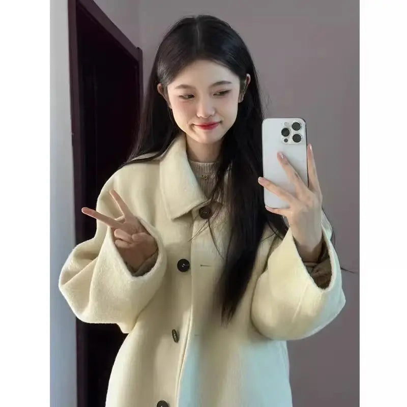 Casaco de Lã Amarelo com Gola de Boneca Engrossado Comprimento Médio para Mulheres Outono Inverno Novo Estilo Versão Coreana Jaqueta Quebra-vento
