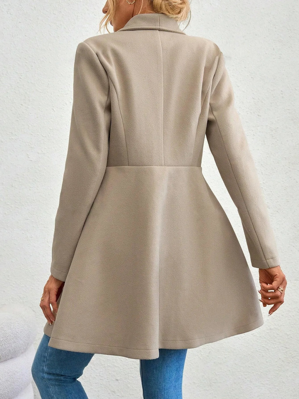 Sobretudo Feminino de Lã com Botões na Lapela e Caimento Slim para Outono e Inverno
