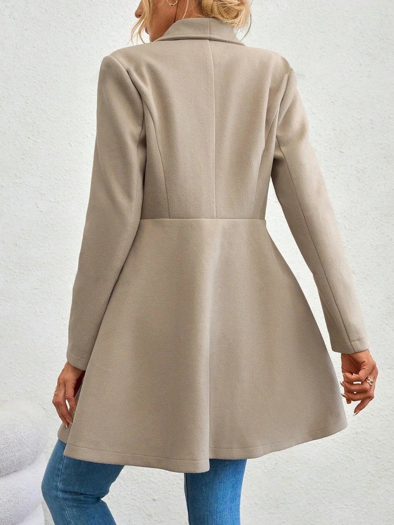 Sobretudo Feminino de Lã com Botões na Lapela e Caimento Slim para Outono e Inverno